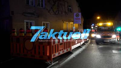 Kradfahrer verunfallt auf abgestürzten Fassadenteile von baufälligen Gebäude, Feuerwehr sichert Fassade gegen weiteren Absturz an einer Bushaltestelle & Hauptstraße