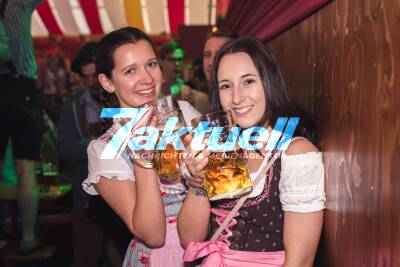 Frühlingsfest: Das Grandls Hofbräuzelt in Stuttgart platzt aus allen Nähten - Party so weit das Auge reicht