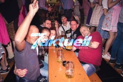 Frühlingsfest: Das Grandls Hofbräuzelt in Stuttgart platzt aus allen Nähten - Party so weit das Auge reicht