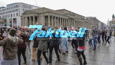 Flashmobtanz der Dance Academy Stuttgart auf dem Schlossplatz