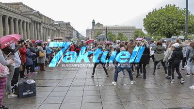 Flashmobtanz der Dance Academy Stuttgart auf dem Schlossplatz