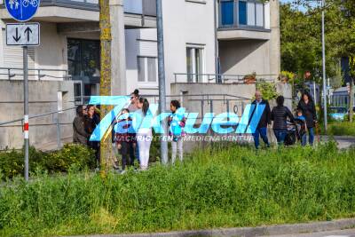 Spektakulärer Unfall in Karlsruhe: Straßenbahn kracht in Betonmischer, dieser kippt um - Zwei Verletzte - 25 Fahrgäste unverletzt - Schwierige Bergung dauert noch Stunden an