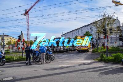 Spektakulärer Unfall in Karlsruhe: Straßenbahn kracht in Betonmischer, dieser kippt um - Zwei Verletzte - 25 Fahrgäste unverletzt - Schwierige Bergung dauert noch Stunden an
