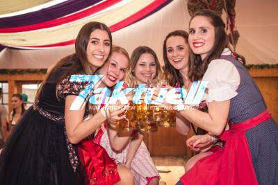 Frühlingsfest: VfB-Fans und Wasenbesucher feiern Seite an Seite.