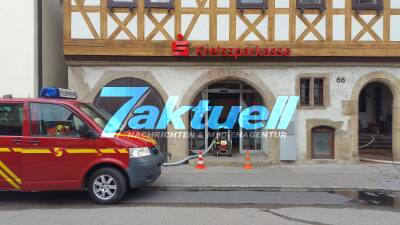 In Kellerraum gelagerte Pellets stecken Heizungsanlage in Brand - Rauch zieht in Kreissparkasse