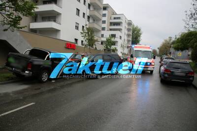 Schwerer Frontalzusammenstoß in Cannstatt: VW Amorak kracht in mehrere Autos