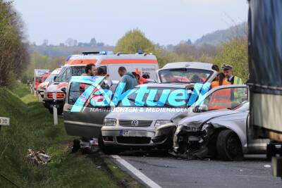 Vollbesetzter Kleinwagen ohne Airbags prallt frontal mit Audi bei Pfullingen auf der B312 zusammen – 6 Verletzte