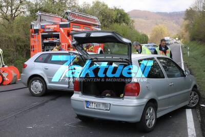 Vollbesetzter Kleinwagen ohne Airbags prallt frontal mit Audi bei Pfullingen auf der B312 zusammen – 6 Verletzte