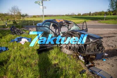 Biker kracht auf Landstraße frontal gegen PKW - Motorradfahrer stirbt noch an Unfallstelle - PKW Fahrer schwer verletzt