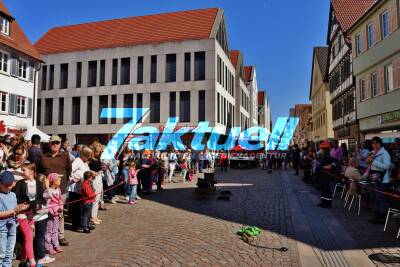 Maibaumaufstellung auf dem Winnender Marktplatz