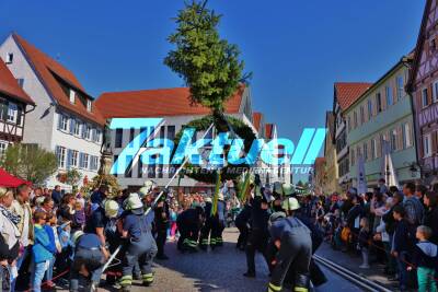 Maibaumaufstellung auf dem Winnender Marktplatz