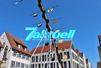 Maibaumaufstellung auf dem Winnender Marktplatz