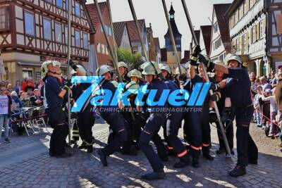 Maibaumaufstellung auf dem Winnender Marktplatz