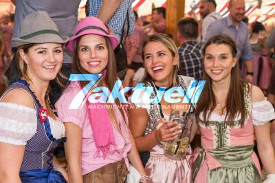 Frühlingsfest: Das Partyzelt Zum Wasenwirt kocht vor guter Laune.