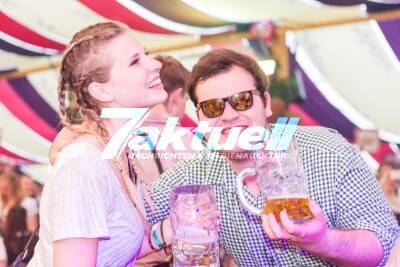 Frühlingsfest: Das Partyzelt Zum Wasenwirt kocht vor guter Laune.