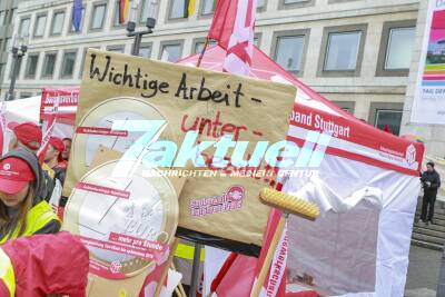 Massives Polizeiaufgebot bei den 1. Mai Kundgebungen - Demonstranten ziehen mit einem Protestmarsch durch die Stuttgarter Innenstadt und verletzten eine Polizistin