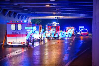 Heftiger Kreuzungscrash: Golf kracht gegen Taxi - Taxi kippt zur Seite und kracht gegen Tunnelportal - 4 Schwerverletzte