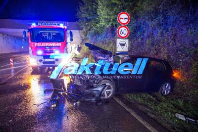 Heftiger Kreuzungscrash: Golf kracht gegen Taxi - Taxi kippt zur Seite und kracht gegen Tunnelportal - 4 Schwerverletzte