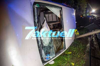 Heftiger Kreuzungscrash: Golf kracht gegen Taxi - Taxi kippt zur Seite und kracht gegen Tunnelportal - 4 Schwerverletzte