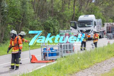 Gefahrgutunfall auf der Fellbacher Straße: Mit Gasflaschen beladener Lkw stürzt an abschüssiger Landstraße um - Gasflaschen stürzen vom Anhänger