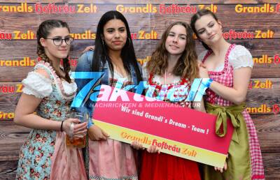 Frühlingsfest: Realschüler feiern ihren Schulabschluss im Hofbräu-Festzelt von Hans-Peter Grandl