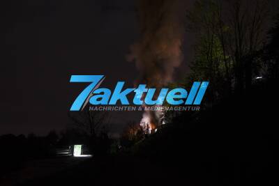 Grosseinsatz der Feuerwehren in Eppingen bei Heilbronn - ALBA Electronics Recycling GmbH Zentrale Außenlagerfläche brennt teilweise nieder