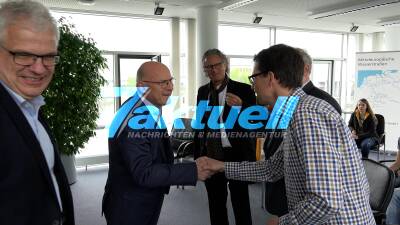 Übergabe des Geokoffer durch Verkehrsminister Winfried Hermann an das Wirtemberg-Gymnasium