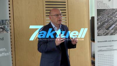 Übergabe des Geokoffer durch Verkehrsminister Winfried Hermann an das Wirtemberg-Gymnasium