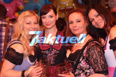 Frühlingsfest: Im Festzelt Göckelesmaier geht die Post ab. Volles Haus und Sonnenschein.