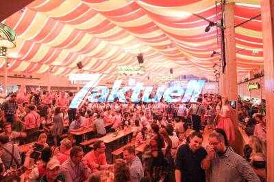 Frühlingsfest: Im Festzelt Göckelesmaier geht die Post ab. Volles Haus und Sonnenschein.