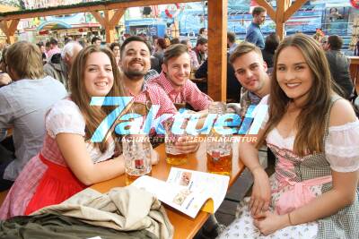 Frühlingsfest: Im Festzelt Göckelesmaier geht die Post ab. Volles Haus und Sonnenschein.