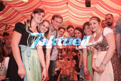 Frühlingsfest: Im Festzelt Göckelesmaier geht die Post ab. Volles Haus und Sonnenschein.