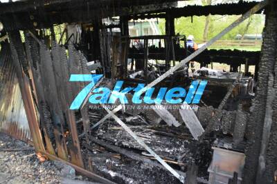 Hütte in Vollbrand - Feuerwehr Rainau im Löschangriff