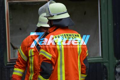Hütte in Vollbrand - Feuerwehr Rainau im Löschangriff