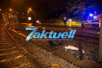 Auto fährt über 50m im Gleisbett, kollidiert mit einem Pfeiler, überschlägt sich und kommt auf de Straße zum stehen - Fahrer flüchtet vermutlich betrunken