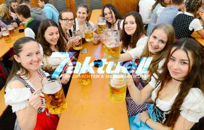 Frühlingsfest 2017: Fans und Mannschaft feiern das 3:0 im Grandls Hofbräuzelt. Weitere Finalgäste: Andrea Berg, Vannesa Mai, Bär Läsker