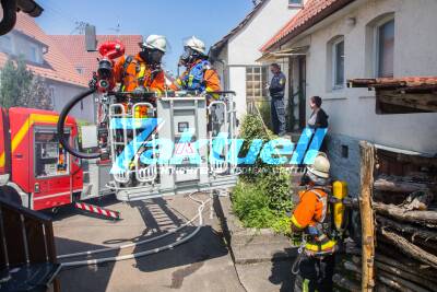 Haus-Anbau ist Brand geraten - Feuer ist auf Fassade übergegriffen
