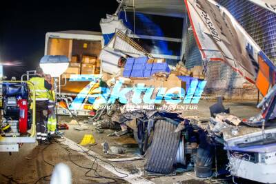 Heftiger LKW-Crash auf A81: LKW durchtrennt Laderaum von anderem LKW - Fahrerhaus kippt nach vorne - 3 Verletzte