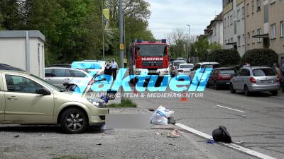 Mofa-Fahrer streift Laternenmast, prallt in Folge auf geparkten PKW und verstirbt vor Ort