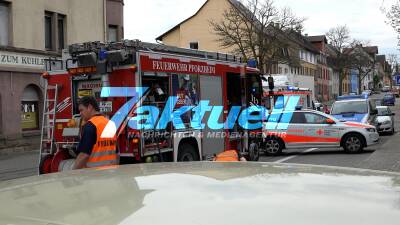 Mofa-Fahrer streift Laternenmast, prallt in Folge auf geparkten PKW und verstirbt vor Ort