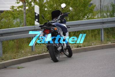 Motorradfahrer stürzt im Kreisverkehr und wird verletzt