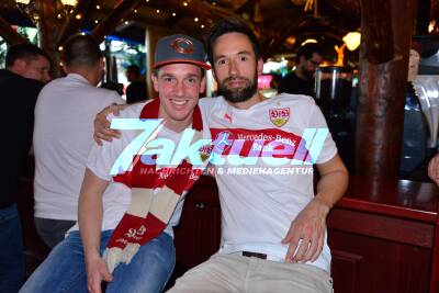 VfB gegen Hannover: Fans schauen das Spiel im Palm Beach