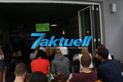VfB gegen Hannover: Fans schauen das Spiel in der Sutsche