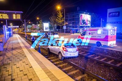 Offenbar betrunkener Opelfahrer fährt an der SSB-Haltestelle Sieglestraße mitten ins Gleis