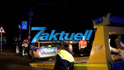 Streifenwagen kollidiert frontal mit Ampelmast, Feuerwehr sichert Lichtsignalanlage