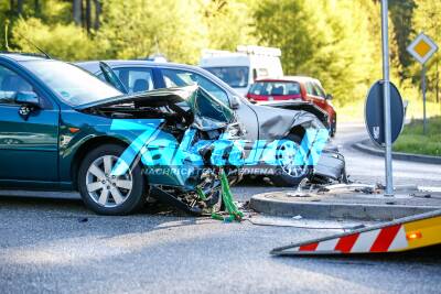 Vorfahrtsverletzung endet in Crash mit 3 Fahrzeugen und zwei Verletzten