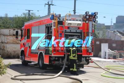 Müllbrand im Wertstoffhof in der Vera-Vollmer-Strasse 5 in Stuttgart-Feuerbach