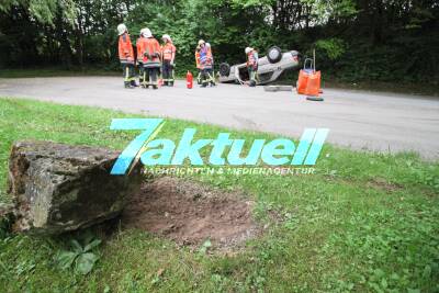 Ostfildern Parkstrasse PKW eines Rentners landet nach Fahrfehler auf dem Dach