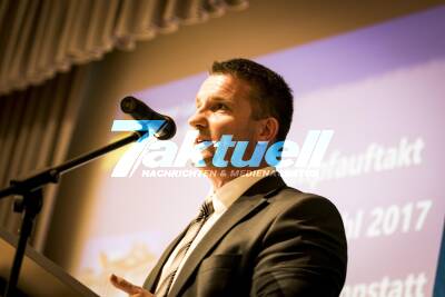 Großer Wahlkampfauftakt zur Bundestagswahl 2017 der AfD in Stuttgart - Polizei sichert mit einem Großaufgebot die Wahlkampfveranstaltung ab