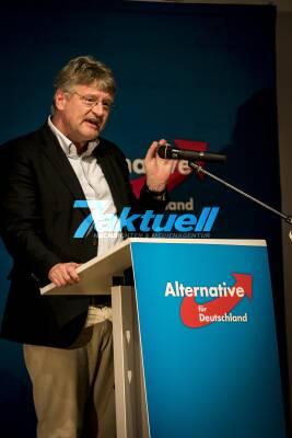 Großer Wahlkampfauftakt zur Bundestagswahl 2017 der AfD in Stuttgart - Polizei sichert mit einem Großaufgebot die Wahlkampfveranstaltung ab